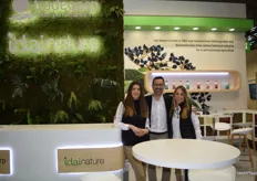 Belén Torregrosa , Carlos Galindo  y Marián Durá, en el stand de Idai Nature, fabricante de biofungicidas y bioinsecticidas elaborados de extractos botánicos naturales.